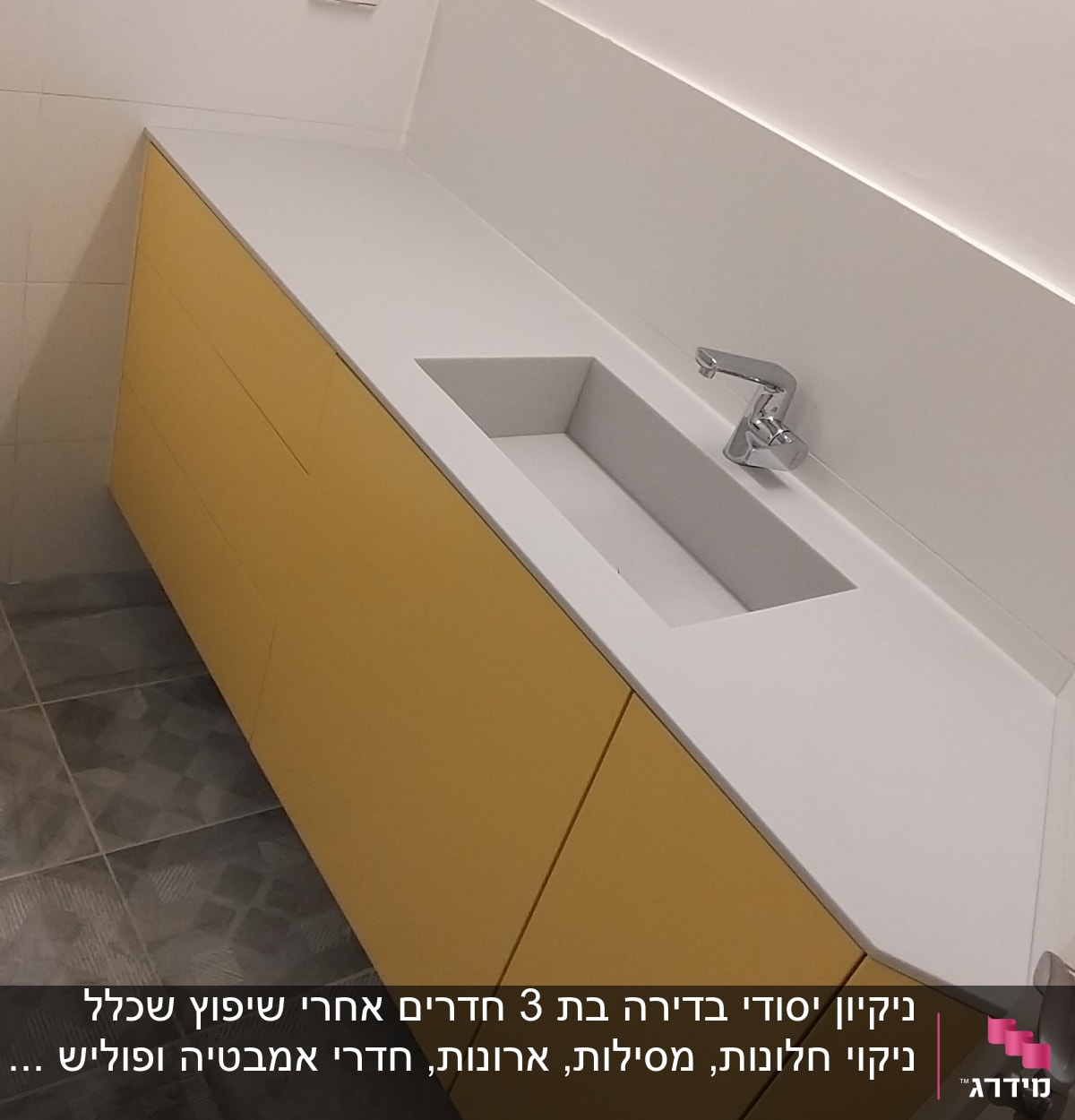 כיור עם ברז על משטח עבודה נקי